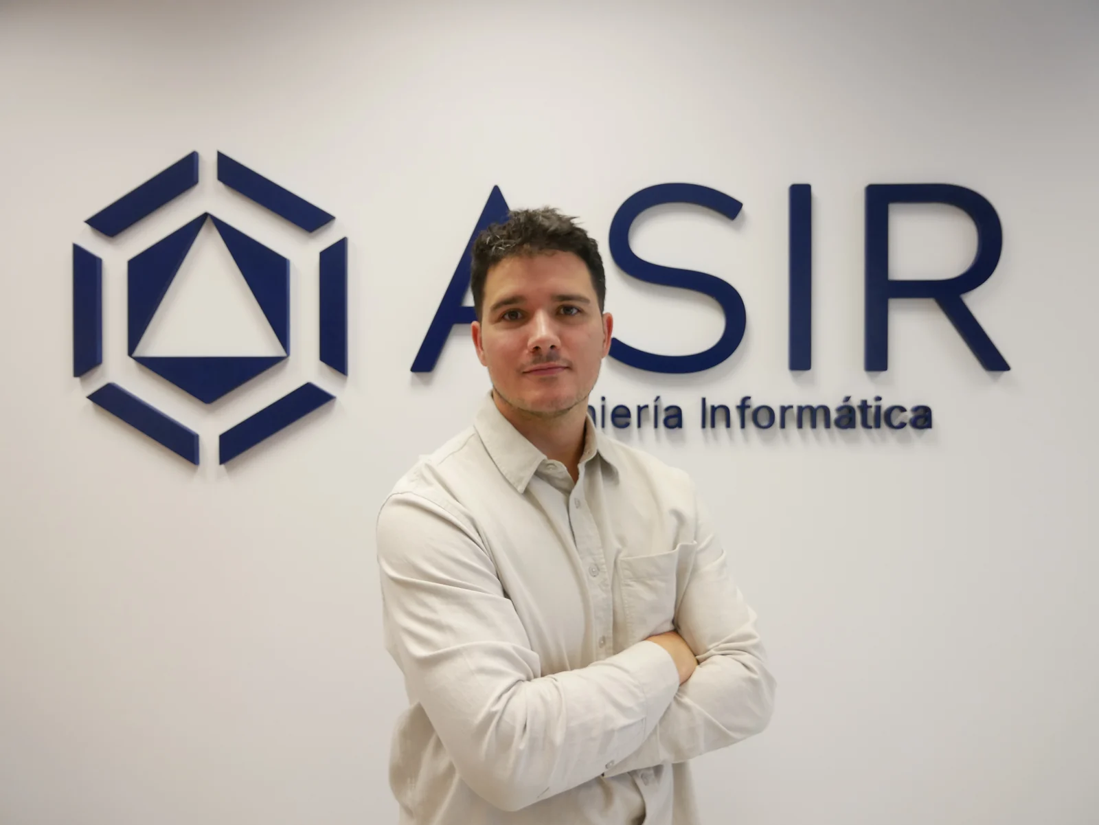Profesional de ASIR Ingeniería Informática junto al logotipo corporativo