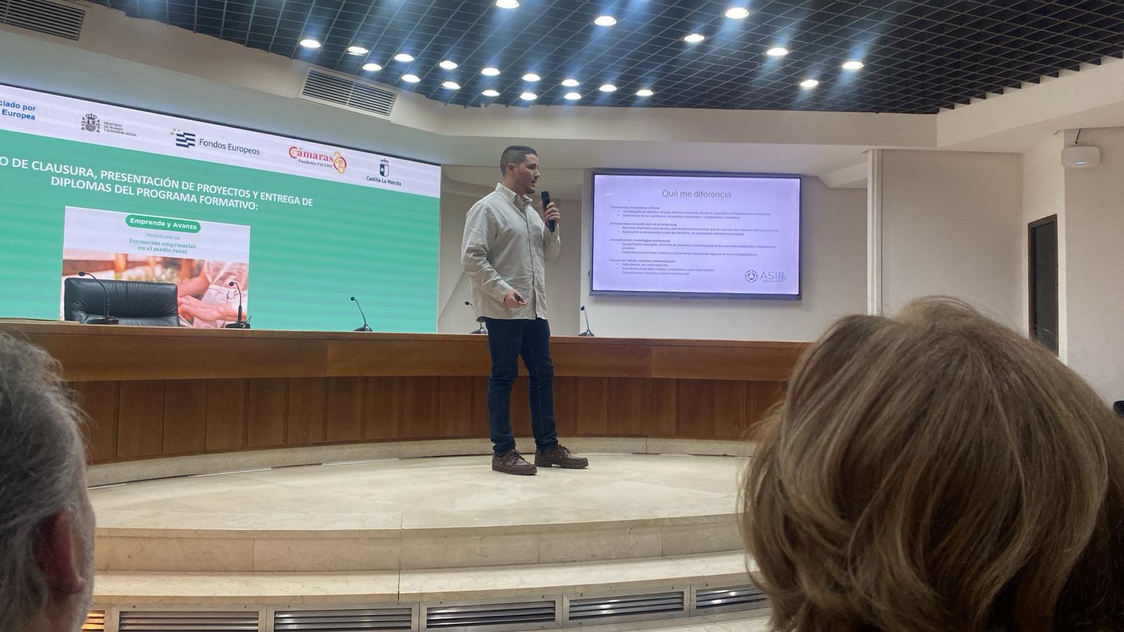 Presentación de ASIR Ingeniería Informática en la clausura de Emprende y Avanza en Ciudad Real
