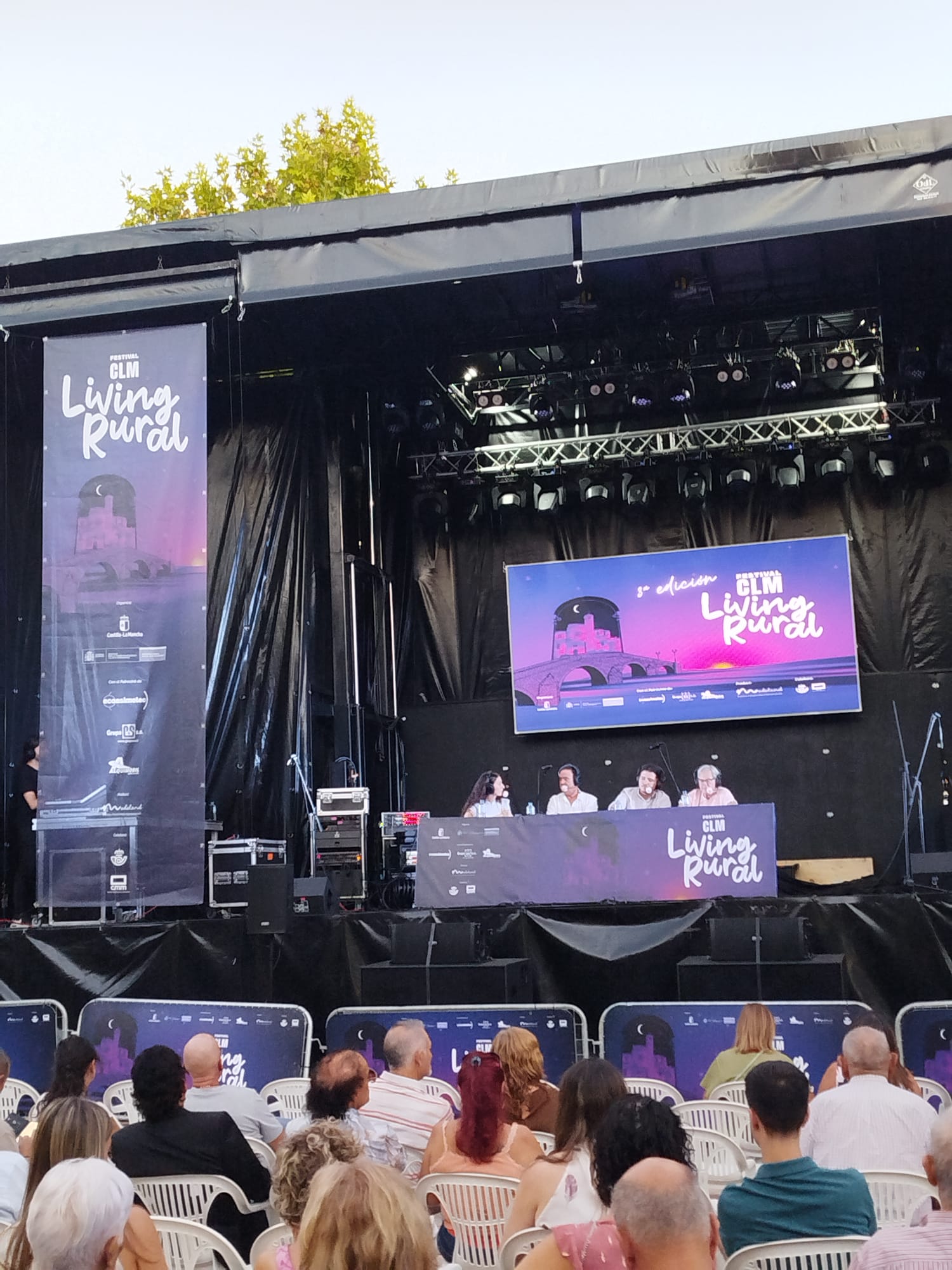 Escenario de Living Rural con participantes en la mesa de radio y público asistente