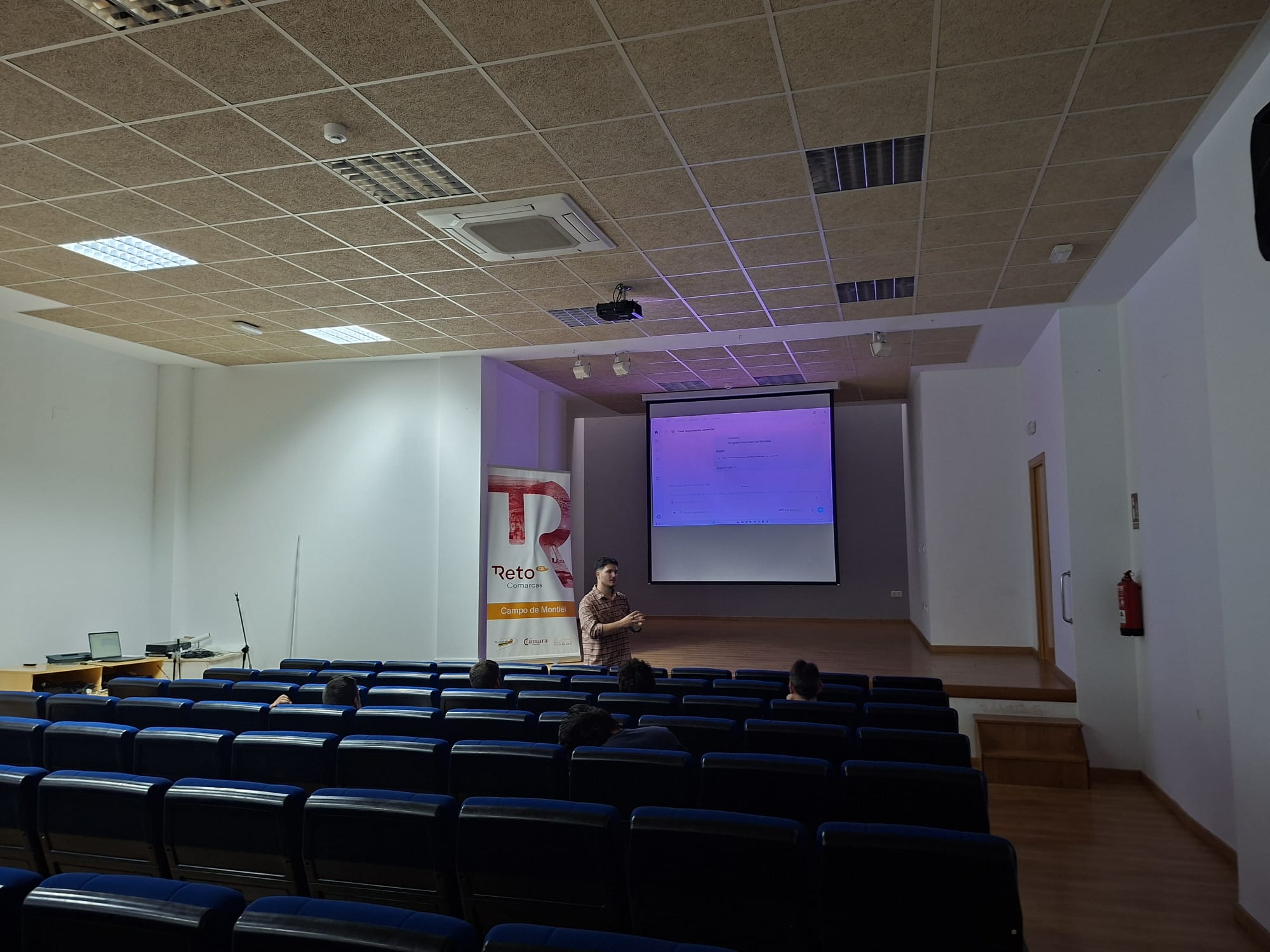 Taller de IA para el comercio local de Reto Comarcas en Castellar de Santiago.